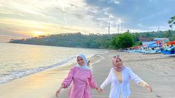 Ibu dan anak ini selalu tampil kompak dalam berbagai momen, mulai dari liburan di alam hingga hangout berdua. Saking kompaknya, tak heran jika banyak yang salah fokus dan mengira jika ibu dan anak ini adalah kakak adik. Buah jatuh tak jauh dari pohonnya, mungkin kalimat tersebutlah yang menggambarkan kemiripan Nabilah dan sang bunda. (Liputan6.com/IG/@nblh.ayu)