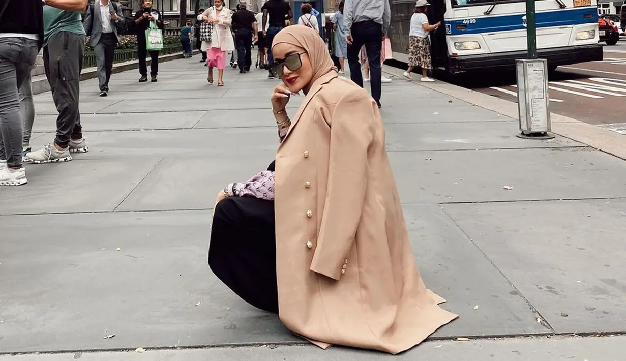 Memadukan busana berwarna ungu dan hitam serta jaket cokelat, penampilan Olla Ramlan ini tak lepas dari perhatian. Dirinya juga terlihat memakai hijab dengan warna senada seperti jaketnya serta menambahkan kacamata frame besar. (Liputan6.com/IG/@ollaramlan)