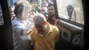 Tersangka Asiong alias Cecep Setiawan saat dibawa kedalam mobil tahanan di Rumah Tahanan (Rutan) Salemba, Jakarta , Jumat (10/4/2015). Tim Bareskrim Mabes Polri mengamankan kaki tangan Freddy Budiman yaitu Kim dan A cuan. (Liputan6.com/Faizal Fanani)