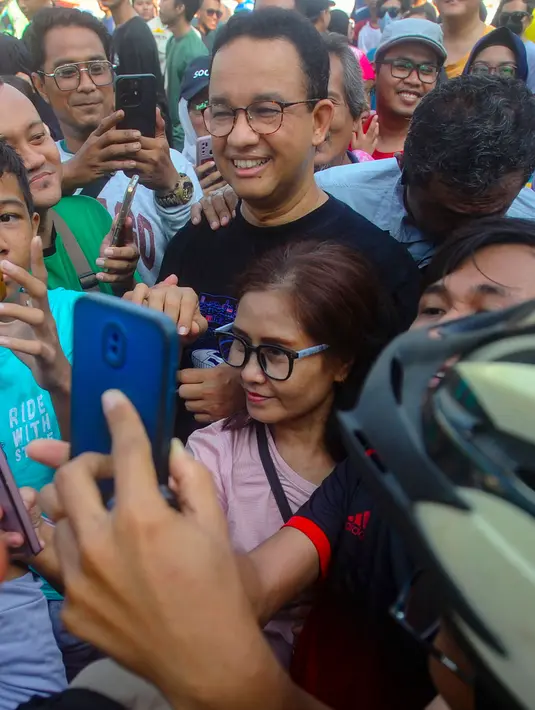 Tidak ketinggalan sejumlah warga memanfaatkan momen tersebut untuk berswafoto bersama. (merdeka.com/Arie Basuki)