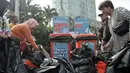 Relawan memilah sampah yang bisa didaur ulang saat Gerakan Indonesia Bersih di area Car Free Day, Bundaran HI, Jakarta, Minggu (28/4/2019). Pemerintah meluncurkan aksi peduli sampah lewat 'Gerakan Indonesia Bersih' dengan menerapkan sistem 3R (reduce, reuse, recycle). (merdeka.com/Iqbal S. Nugroho)