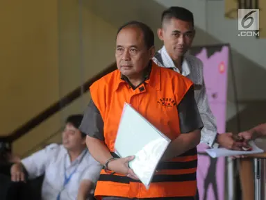 Kepala Dinas Pendidikan Kabupaten Cianjur Cecep Sobandi usai menjalani pemeriksaan di Gedung KPK, Jakarta, Selasa (2/4). Cecep Sobandi diperiksa sebagai tersangka terkait dugaan gratifikasi atau suap Dana Alokasi Khusus (DAK) Pendidikan Kabupaten Cianjur TA 2018. (merdeka.com/Dwi Narwoko)