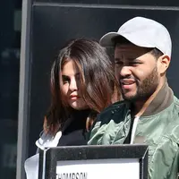 Pasangan Selena Gomez dan The weeknd kembali ramai menjadi bahan perbincangan. Sepasang kekasih yang setiap harinya semakin mesra ini kembali menghabiskan waktu untuk liburan bersama  di Toronto. (doc. Daily Mail)