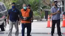 Mantan Sekretaris MA, Nurhadi (rompi oranye) berjalan akan menjalani pemeriksaan perdana pasca penahanan oleh penyidik di Gedung KPK, Jakarta, Rabu (10/06/2020). (merdeka.com/Dwi Narwoko)