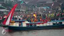Sejumlah kapal hias konvoi menelusuri sungai Kapuas Besar dalam rangka memeriahkan Karnaval Air, Kalimantan Barat, Sabtu (22/8/2015). Rencananya sungai Kapuas akan menjadi kawasan waterfront City di Indonesia. (Liputan6.com/Faizal Fanani)