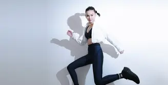 Sports Attire by Alo Yoga, Makeup by Laura Mercier, Hair by Sisley, Model: Michelle by Studio47.
