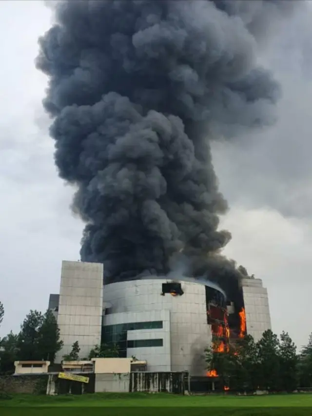 Gereja Christ Cathedral di kawasan Paramount Serpong, Kabupaten Tangerang, terbakar hebat sejak pukul 08.00 pagi, Senin (27/4/2020).