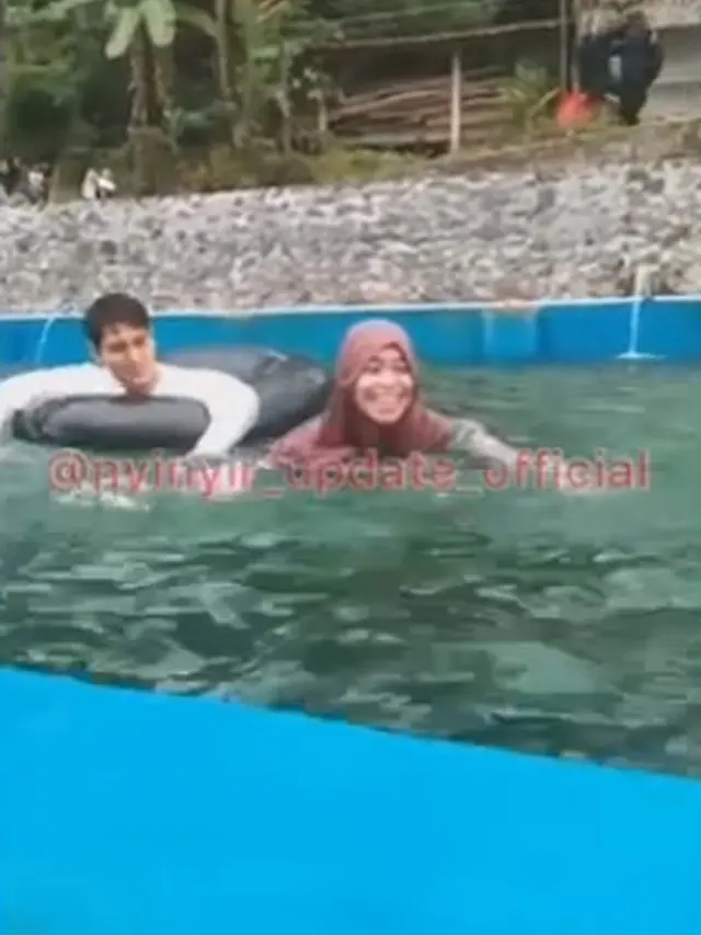 Lesti Kejora dan Rizky Billar berenang bareng (Instagram/rumpi_gosip)