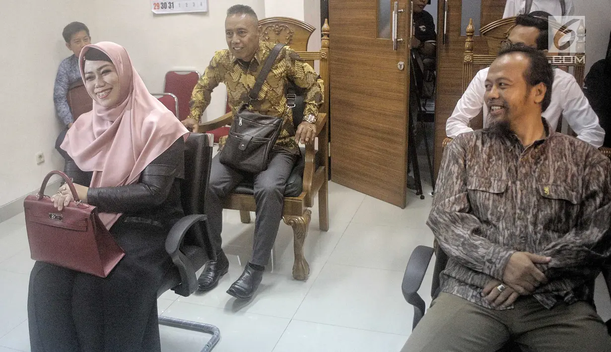 Kuasa hukum penyanyi Opick, Ismar Syafruddin (kanan) dan kuasa hukum Dian Rositaningrum, Ina Rachman (kiri) menghadiri sidang putusan cerai di Pengadilan Agama Jakarta Timur, Selasa (10/7). Sidang ditunda pada 24 Juli 2018. (Liputan6.com/Faizal Fanani)