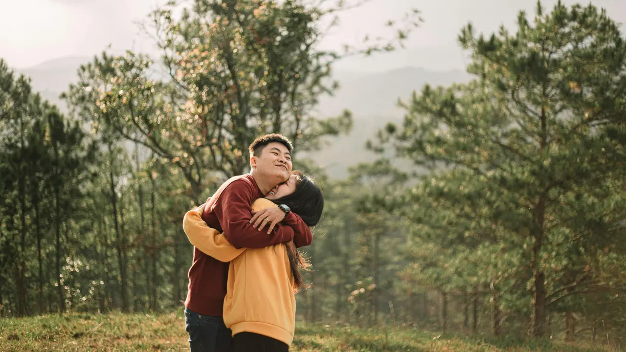 couple september bersama di alam terbuka