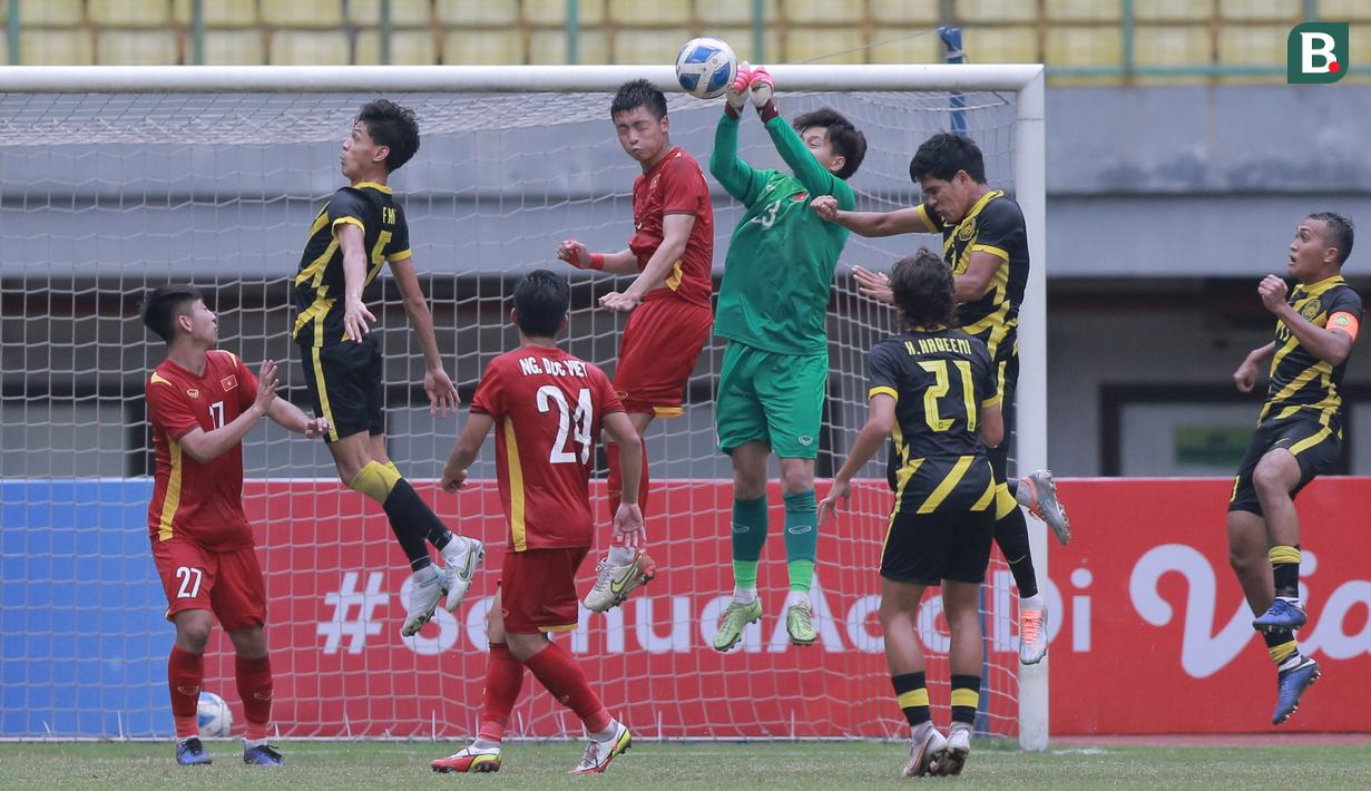<p>Kiper Timnas Vietnam U-19, Cao Van Binh berusaha mengahalau bola&nbsp;pada laga semifinal Piala AFF U-19 2022 melawan Timnas Malaysia U-19 yang berlangsung di Stadion Patriot Candrabhaga, Bekasi, Rabu (13/07/2022). (Bola.com/M Iqbal Ichsan)</p>