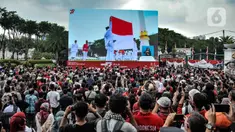 Warga memberikan hormat saat pengibaran bendera Merah Putih dalam Upacara HUT ke-77 Republik Indonesia yang disaksikan dari Taman Aspirasi Monumen Nasional (Monas), Rabu (17/8/2022). Setelah sempat ditiadakan selama 2 tahun akibat pandemi Covid-19, Upacara Peringatan Kemerdekaan Republik Indonesia disambut antusias warga dari berbagai daerah yang berdatangan untuk mengikuti meski hanya dari luar Istana Negara. (merdeka.com/Iqbal S Nugroho)