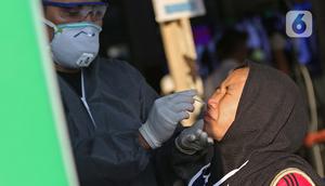 Petugas medis melakukan tes swab kepada pengguna KRL Commuter Line dengan metode polymerase chain reaction (PCR) di Stasiun Bekasi, Selasa, (5/5/2020). Pemkot Bekasi melakukan tes swab secara massal setelah tiga penumpang KRL dari Bogor terdeteksi terpapar virus corona (Liputan6.com/Herman Zakharia)