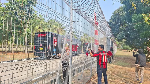 Pemain AC Milan Tiba di Bandara Soetta, Disambut Milanisti Indonesia