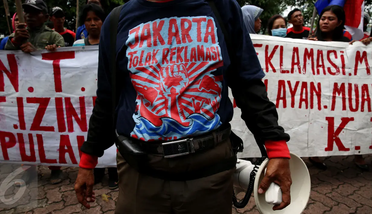 Peserta aksi mengenakan kaus bertuliskan 'Jakarta Tolak Reklamasi' saat unjuk rasa di Kementerian Lingkungan Hidup dan Kehutanan, Jakarta, Kamis (3/11). Dalam aksinya, mereka meneriakkan pencabutan reklamasi di teluk Jakarta. (Liputan6.com/Johan Tallo)
