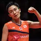 Tunggal putra Jepang, Kento Momota, saat melawan tunggal Indonesia, Anthony Ginting, pada BWF World Tour 2019 di Tianhe Gymnasium, Guangzhou, Minggu (15/12). Ginting kalah 21-17, 17-21 dan 14-21 dari Momota. (AFP/STR)