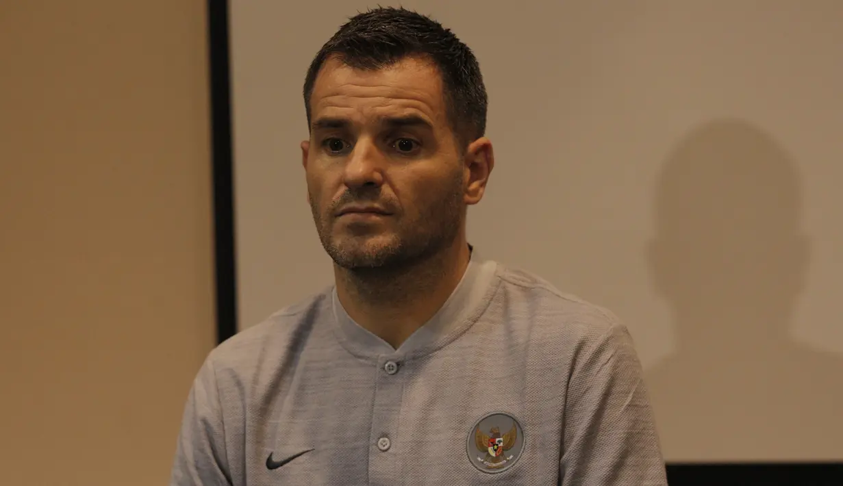 Pelatih Timnas Indonesia, Simon McMenemy, mengamati pertanyaan wartawan saat jumpa pers di Hotel Sultan, Jakarta, Kamis (24/1). Pada keterangannya, Simon ingin membawa timnas mengalami kenaikan ranking hingga peringkat 120. (Bola.com/Okie Prabhowo)