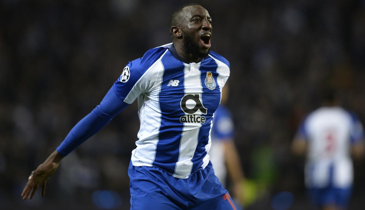 Selebrasi kemenangan pennyerang Porto, Moussa Marega pada leg kedua, babak 16 Liga Champions yang berlangsung di Stadion Do Dragao, Porto, Kamis (7/3). AS Roma kalah 1-3 kontra Porto (AFP/Miguel Riopa)