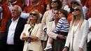 Istri, anak, dan orang tua dari petenis Spanyol, Rafael Nadal menghadiri seremoni perpisahannya selama Prancis Open 2025 di lapangan Philippe-Chatrier, Roland Garros Stadium, Paris, Prancis, Minggu (25/05/2025) waktu setempat. (AP Photo/Lindsey Wasson)