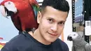 Adam Jordan menjadi salah satu artis yang dijuluki penyayang binatang. Aktor 52 tahun itu memelihara burung di rumahnya. Meski sibuk syuting, Adam tetap meluangkan waktu untuk bermain bersama burung kesayangannya tersebut. Tak jarang, ia juga membagikan potretnya di laman Instagram-nya. (Liputan6.com/IG/@adam_jordanreal)