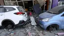Sebuah mobil Toyota Rush dan Avanza menjadi incaran jarahan korban gempa dan tsunami di Palu Grand Mal, Palu, Jumat (5/10). Warga korban gempa bumi mengambil ban dan interior mobil. (Liputan6.com/Fery Pradolo)
