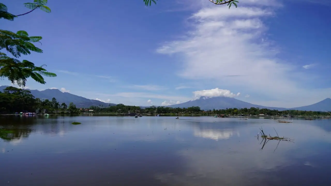 Salah satu pemandangan alam menjelang petang hari di kawasan SItu Bagendit, Banyuresmi, Garut, Jawa Barat.