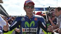 Start dari Baris Terdepan, Rossi Pede Asapi Lorenzo