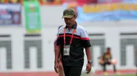 Pelatih Bhayangkara United, Ibnu Grahan saat melawan Persib Bandung pada lanjutan Torabika SC 2016 di Stadion Wibawa Mukti, Cikarang, Rabu (12/10/2016). (Bola.com/Nicklas Hanoatubun)