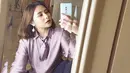 Prilly Latuconsina selalu penampilannya curi perhatian. Seperti gayanya saat denga percaya diri ber-mirror selfie. Penampilannya saat mirror selfie ini membuat netizen terpukau. Tidak heran banyak netizen menyebut Prilly tetap kece saat mirror selfie. (Liputan6.com/IG/@prillylatuconsina96)