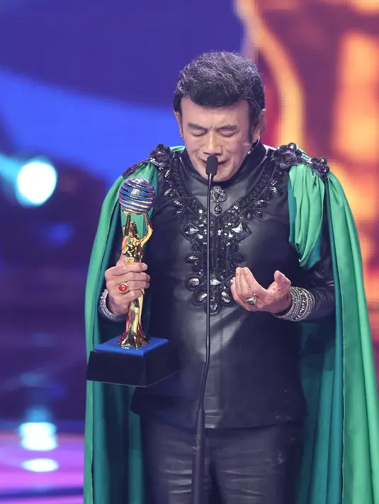Penyanyi senior itu tak kuasa menahan air matanya sebagai rasa haru di atas panggung Indonesian Dangdut Awards 2017. Sambil terbata-bata ia mengucap rasa syukur atas apresiasi yang diberikan oleh insan dangdut tanah air. (Bambang E. Ros/Bintang.com)