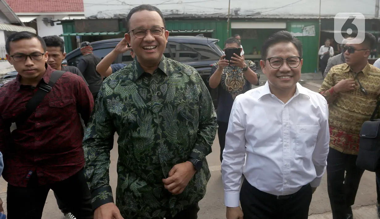 Anies mengenakan baju batik lengan panjang berwarna hijau dengan motif burung cendrawasih. Sementara Cak Imin menyambutnya dengan baju kemeja putih lengan panjang dan celana panjang hitam. (merdeka.com/Arie Basuki)