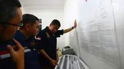 Menteri ESDM Ignasius Jonan memantau aktivitas Gunung Anak Krakatau dari Pos Pantau di Serang, Banten, Jumat (28/12). Kunjungan Menteri Jonan ini untuk memantau bahwa alat-alat berfungsi dengan baik dan maksimal. (Merdeka.com/Imam Buhori)