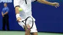 Petenis Swiss, Roger Federer melakukan pukulan ke arah lawannya, Damir Dzumhur dari Bosnia pada babak kedua AS Terbuka 2019 di Arthur Ashe Stadium, Rabu (28/8/2019). Sempat kewalahan di awal set, petenis unggulan ketiga dunia itu akhirnya menang 3-6, 6-2, 6-3, 6-4. (AP/Eduardo Munoz Alvarez)