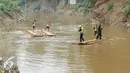 Tim penyisir Ciliwung menggunakan perahu getek saat membersihkan sampah yang menggenang di jalur kali Ciliwung Codet saat perayaan Hari Ciliwung 2015, Jakarta Timur, Rabu (11/11/2015). (Liputan6.com/Yoppy Renato)