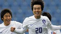 Selebrasi striker Korea Selatan, Lee Dong-Gook (tengah) seusai menjebol gawang Pantai Gading di laga persahabatan yang berlangsung di Loftus Road Stadium, 3 Maret 2010. Korsel unggul 2-0. AFP PHOTO / GLYN KIRK 