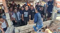 Calon Presiden Anies Baswedan berbincang dengan perempuan pembuat batu bata di Pekanbaru. (Liputan6.com/M Syukur)