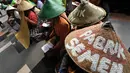 Aksi puluhan petani asal Jawa Tengah di Gedung KPK, Jakarta, Kamis (22/11/2014). (Liputan6.com/Miftahul Hayat)