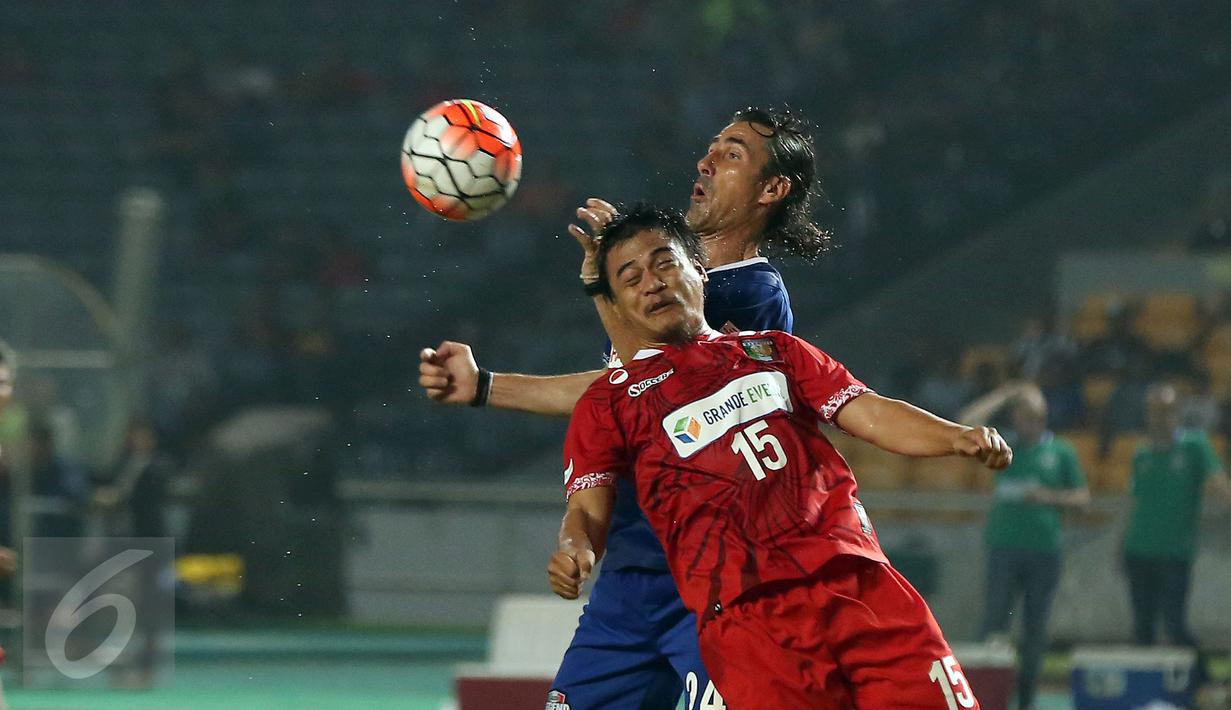 Penyerang Calcio Legend, Marco Delvecchio (kanan) berebut bola atas dengan gelandang Primavera Baretti Irwan saat laga persahabatan di Stadion GBK Jakarta, Sabtu (21/5/2016). Calcio Legend menang telak 4-0. (Liputan6.com/Helmi Fithriansyah)