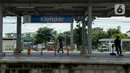 Penumpang menunggu KRL Commuter line di Stasiun Klender, Jakarta, Kamis(16/4/2020). Kereta rel Listrik Commuter line untuk wilayah Jabodetabek direncanakan akan diberhentikan mulai 18 April 2020. Penghentian dilakukan sementara setelah PSBB di wilayah Tangerang. (merdeka.com/Imam Buhori)