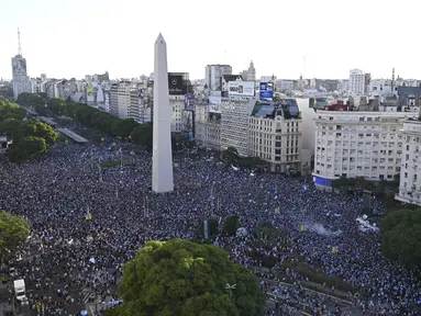 Para penggemar Argentina merayakan kemenangan atas Kroasia pada pertandingan semifinal Piala Dunia Qatar 2022 di Obelisk di Buenos Aires, Rabu (14/12/2022). Argentina berhasil melaju ke final Piala Dunia 2022 usai mengalahkan Kroasia 3-0. (AFP/Luis Robayo)