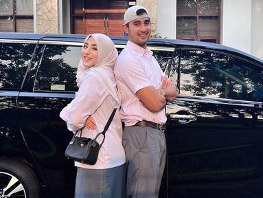 Margin Wieheerm mengunggah potret dirinya dan suami kenakan seragam SMA. Beginilah pose gemas mereka yang terlihat masih cocok jadi anak SMA. Netizen yang melihatnya pun langsung mengatakan keduanya seperti anak SMA yang sedang berpacaran. (Liputan6.com/IG/@maginw)