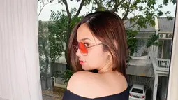 Pemiliki 9,5 juta followers di Instagram ini gaya penampilannya selalu berhasil menjadi sorotan. Dengan kacamata warna merah, menyempurnakan kecantikan Syifa Hadju. Netizen bahkan tak segan memuji Syifa cantik memesona. (Liputan6.com/IG/@syifahadjureal)