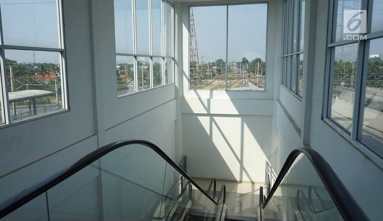 Penampakan eskalator jembatan penghubung atau Skybridge Stasiun Batu Ceper, Tangerang, Banten, Kamis (18/7/2019). Skybridge Stasiun Batu Ceper menghubungkan peron 1 dan 2 (KA Bandara) menuju peron 3 dan 4 (KRL Commuterline). (Liputan6.com/Immanuel Antonius)