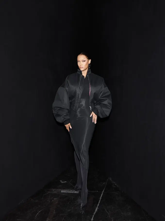 Tanpa Alis dan Rambut Kepang, Tyra Banks Nyaris Tak Dikenali Saat Hadiri Show Balenciaga Paris Fashion Week 2025