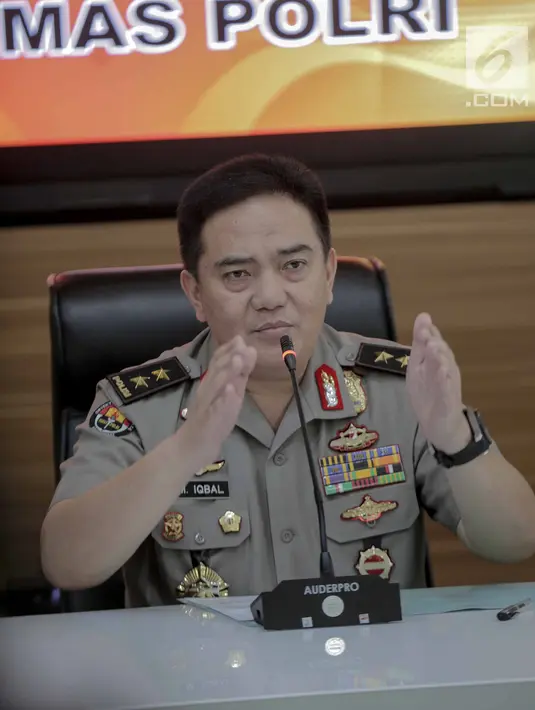 Kadiv Humas Mabes Polri Irjen Pol Muhammad Iqbal memberi keterangan terkait penangkapan Andi Arief di Jakarta, Senin (4/3). Andi Arief enggan diminta melakukan tes urine saat digerebek terkait narkoba. (Liputan6.com/Faizal Fanani)