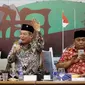 Anggota Komisi XI F-PDIP Hendrawan Supratikno (tengah) bersama Waketum Partai Gerindra Arief Poyuono dan Pengamat Ekonomi INDEF Enny Sri Hartati saat diskusi Dialektika Demokrasi di Jakarta, Kamis (11/10). (Liputan6.com/JohanTallo)