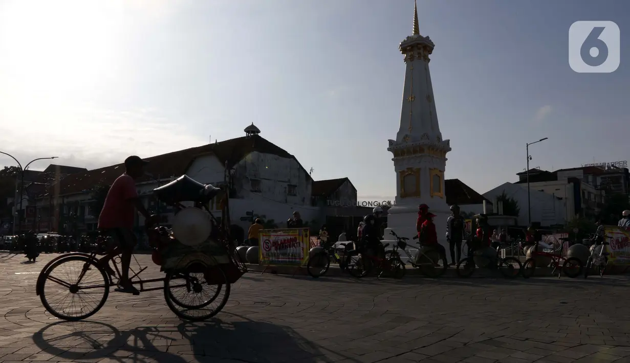 Pengemudi becak melintas di sekitar perempatan Tugu Pal Putih Yogyakarta, Sabtu (26/12/2020). Awalnya tugu ini berbentuk bulat panjang dengan bola pada ujungnya ini dibangun dengan filosofi manunggaling kawulo gusti atau bersatunya masyarakat dan penguasa. (Liputan6.com/Helmi Fithriansyah)