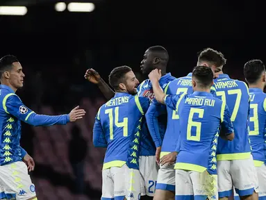 Asa Napoli untuk lolos ke babak 16 besar semakin besar usai mengalahkan Red Star Belgrade pada laga lanjutan Liga Champions Grup C yang berlangsung di stadion San Paulo, kamis (29/11). Napoli menang 3-1 atas Red Star Belgrade. (AFP/Fillipo Monteforte)