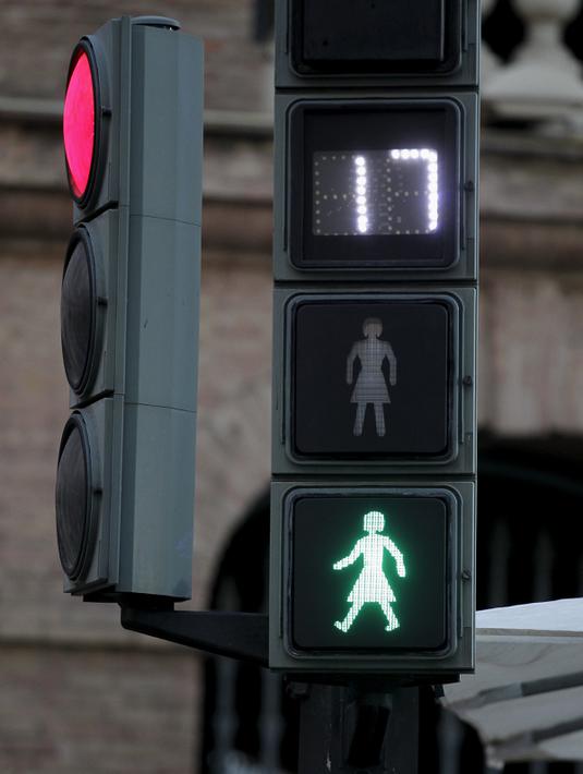Lampu lalu lintas untuk penyeberang jalan dengan gambar sosok perempuan terlihat saat Peringatan Hari Perempuan Internasional di Valencia, Spanyol, Selasa (8/3/2016). (REUTERS/Heino Kalis)