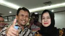 Gubernur Sumut Nonaktif Gatot Pujo Nugroho dan Evy Susanti berpose jelang sidang di Pengadilan Tipikor, Jakarta, Kamis (22/10/2015). Gatot dan Evy akan memberi kesaksian terkait kasus Dana Bansos Pemprov Sumut (Liputan6.com/Helmi Afandi)
